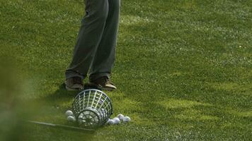 golfers raken vegen golf Cursus in de zomer. de spel van golf foto