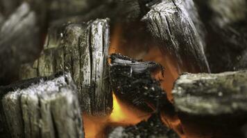 dichtbij omhoog houtskool bbq laaiend en gloeiend. brandend houtskool voor rooster detailopname foto