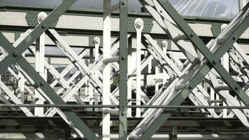 detailopname visie van de wit wagon gaan snel Aan de brug tegen de blauw lucht. actie. stedelijk het spoor vervoer foto