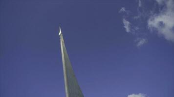 Rusland, Moskou-september, 2019. monument naar veroveraars van ruimte Aan achtergrond van blauw lucht. actie. mooi groot zilver monument met raket in eer van veroveraars van ruimte foto