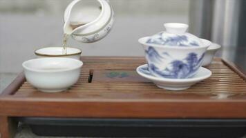 Chinese thee ceremonie. video. detailopname tafel voor de thee ceremonie, gereedschap en accessoires. Chinese thee ceremonie is uitgevoerd door thee meester foto