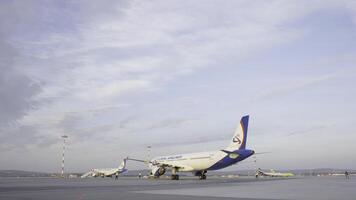 staarten van sommige vliegtuigen Bij luchthaven gedurende instappen activiteiten. ze zijn vier vliegtuigen Aan een zonnig dag, met een blauw lucht. reizen en vervoer concepten. foto