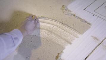 hand- timmerman duurt hout stof. actie. hand- doekjes tafel gedekt met hout stof na timmerwerk in werkplaats. bedrag van stof links na snijdend houten bord foto