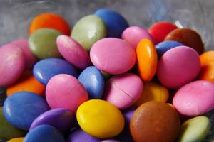 veelkleurige zoete snoepjes in een kom close-up foto