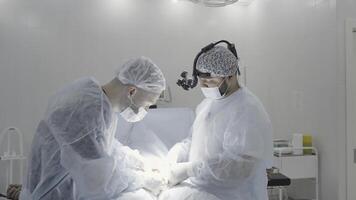 kant visie van mannetje chirurgen in de in werking kamer van een ziekenhuis. actie. concept van geneeskunde chirurgie en Gezondheid. foto