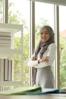 Arabische zakenvrouw die hijab draagt, werkt op kantoor