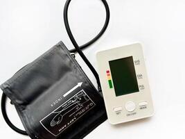 medisch elektronisch tonometer geïsoleerd Aan wit achtergrond. bloed druk meten. behandeling van hypertensie en hypotensie. foto