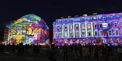 berlijn, duitsland, 2021 - bebelplatz gedurende de festival van lichten, onder hol linde, berlijn, Duitsland foto