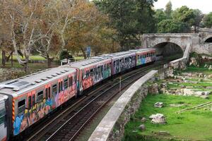 Athene, Griekenland, december 14 2023 een trein dat rennen naast de oude agora in Athene foto