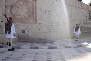 Athene, Griekenland, december 24 2023 soldaat van de presidentieel bewaker staand bewaker Bij de parlement Bij de graf van de onbekend soldaat foto