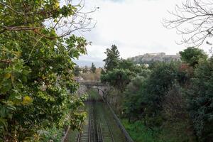 trein sporen dat rennen naast de oude agora in Athene, Griekenland foto