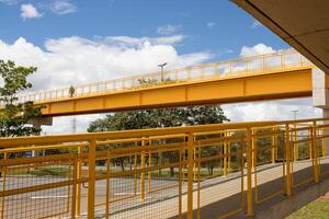 nieuw gebouwd verhoogd voetganger loopbrug in Noord West Brasilia foto