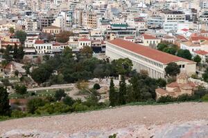 panoramisch visie van de oude agora en museum en de kerk van de heilig apostelen in Athene foto