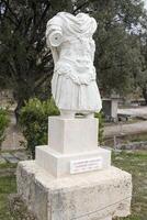 de zonder hoofd standbeeld van keizer hadrian gelegen binnen de oude agora in Athene, Griekenland foto