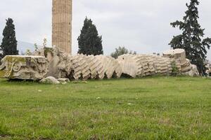 de ruïnes van de tempel van olympisch Zeus, olympieion in Athene, Griekenland foto