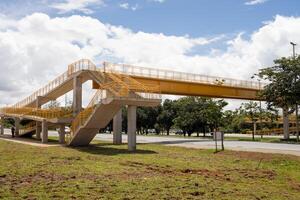 nieuw gebouwd verhoogd voetganger loopbrug in Noord West Brasilia foto