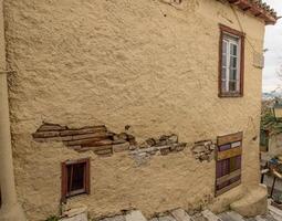 oud huis in de plaka buurt Aan de hellingen van de acropolis foto