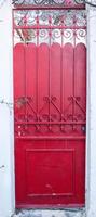 oud rood houten deur in de stad van Athene, Griekenland foto