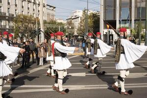 Athene, Griekenland, december 24 2023 soldaat van de presidentieel bewaker het marcheren richting de parlement voor de ceremonieel veranderen van de bewaker van de graf van de onbekend soldaat. foto