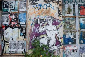 Athene, Griekenland, december 15 2023 kleurrijk maar onwettig graffiti gepleisterd Aan muren en stad gebouw in Athene foto