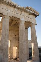 sommige van de veel ruïnes van tempels en andere structuren dat kan worden gevonden Aan top van de acropolis in Athene, Griekenland foto