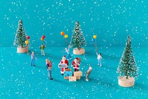 miniatuur mensen, kerstman levering geschenkdoos voor kinderen