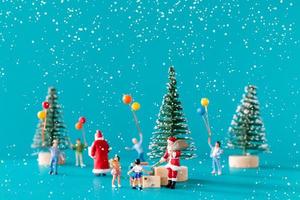 miniatuur mensen, kerstman levering geschenkdoos voor kinderen foto