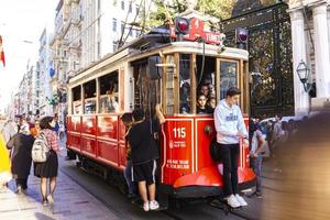 istanbul, turkije, 9 november 2019 - niet-geïdentificeerde mensen door istanbul nostalgische tram in istanbul, turkije. in istanbul zijn er twee tramlijnen met historische trams. foto