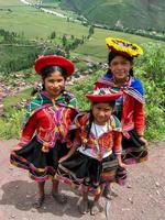 pisac, peru, 2 maart 2006 - niet-geïdentificeerde kinderen in mirador taray bij pisac in peru. Mirador Taray is een schilderachtig uitzicht langs de snelweg met uitzicht op de heilige vallei van de Inca's. foto