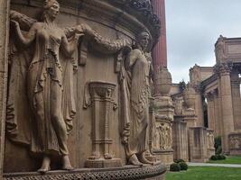 vrouw sculpturen en standbeelden in de architectuur van paleis van prima kunsten in san francisco Californië foto