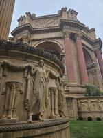 vrouw sculpturen en standbeelden in de architectuur van paleis van prima kunsten in san francisco Californië foto