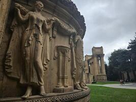 vrouw sculpturen en standbeelden in de architectuur van paleis van prima kunsten in san francisco Californië foto