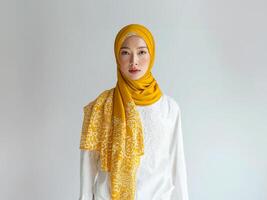 ai gegenereerd Aziatisch model- in wit kebaya en geel hijab foto