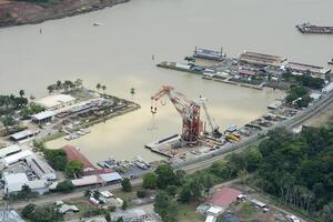 industrieel waterkant - een momentopname van maritiem infrastructuur in Panama foto