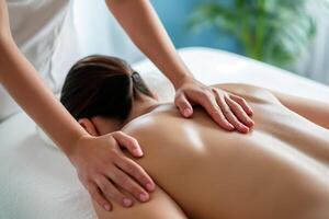 ai gegenereerd detailopname van een jong vrouw ontvangen terug massage in spa salon foto