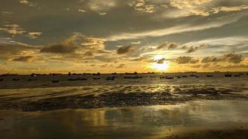 zonsondergang op blauwe hemel. blauwe lucht met wat wolken. blauwe lucht wolken, zomerse luchten, bewolkte blauwe lucht foto