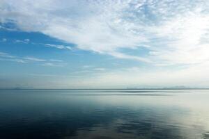 wit wolk over- de meer met blauw lucht. foto