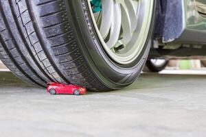 speelgoed- auto ongeluk concept speelgoed- auto raken de pedaal Aan de cement verdieping heks stropdas van auto foto