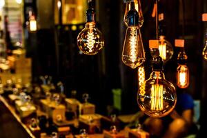 zacht focus van licht lamp nacht tijd in markt winkel met wandelen straat foto