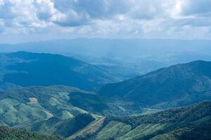 mooi berg keer bekeken Aan hoog bergen blauw lucht en wolk in doi phu kha nationaal park, nan provincie Thailand foto