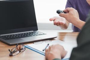 auto verzekering personeel overhandigen auto sleutels naar vrouw klanten en laptop wit papier klem het dossier bord Aan hout tafel auto ongeluk verzekering werken concept foto