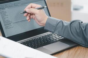 auto onderhoud personeel controleren elektronisch lijst vel Aan laptop met controleren de juistheid van de auto's kilometerstand onderhoud controleren fiets auto onderhoud concept foto