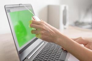 fotograaf Dames hand- gebruik ijken gereedschap controleren kleur van toezicht houden op Aan computer laptop toezicht houden op inspectie concept voordat beeld werk foto