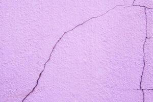 roze pastel kleur van cement muur en barst Aan oppervlakte voor achtergrond en structuur foto