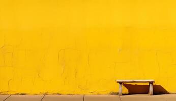 ai gegenereerd minimalistische geel bank tegen getextureerde muur, perfect voor kunst en ontwerp concepten foto