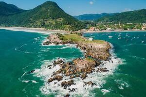 oceaan kustlijn, strand en oceaan met golven in Brazilië. antenne visie van Ponta das campanha's foto