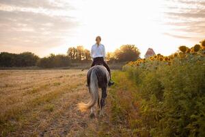 vrouw liefdes een paard. liefde en vriendschap voor de dier, zorg foto