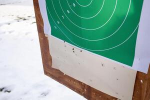 papier doelwit in de streepje, hangen. winter, vuurwapens, geweervuur foto