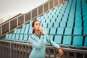 atleet Aan de beginnend blokken foto