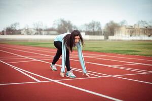 atleet Aan de beginnend blokken foto